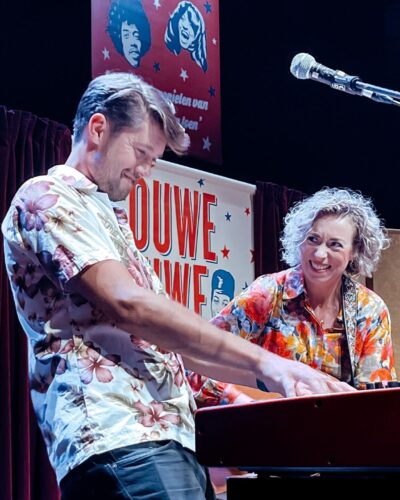 Foto van Anna Hoekstra en Niels Muller tijdens een Gouwe Ouwe optreden