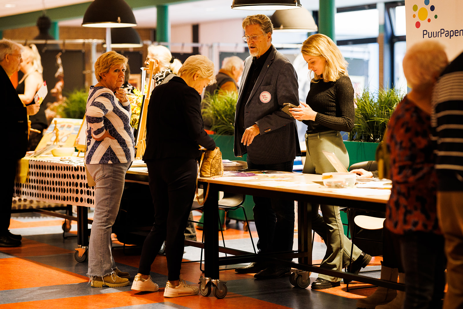 Foto met daarop de informatiemarkt tijdens Gouwe Ouwe Papendrecht met lokale partijen uit de gemeente en bezoekers